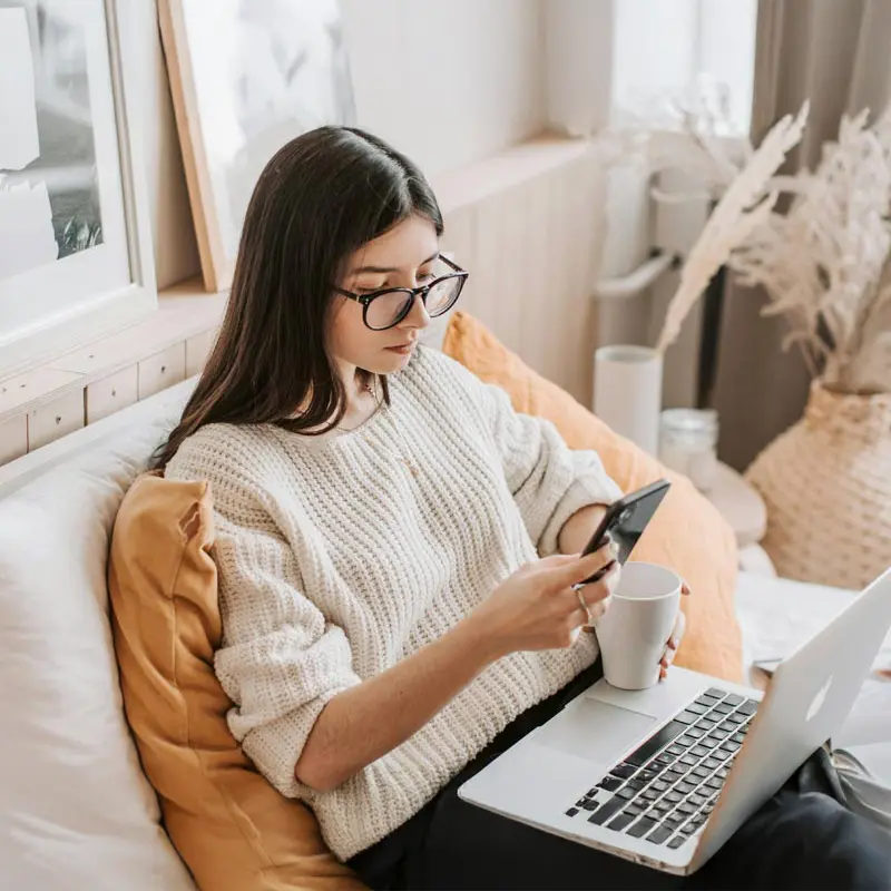 Persoană care folosește aplicația Illusim pe telefon în timpul unei pauze scurte acasă, pentru claritate mentală și reflecție